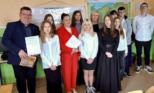 Zdjęcie do Przekazanie stacji komputerowych wraz z monitorami dla Szkoły w Śmiowicach przez ARiMR