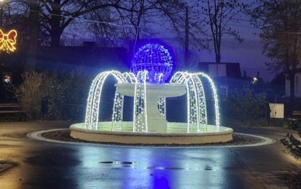 Zdjęcie do Iluminacja świetlna fontanny w parku w Choceniu gotowa.