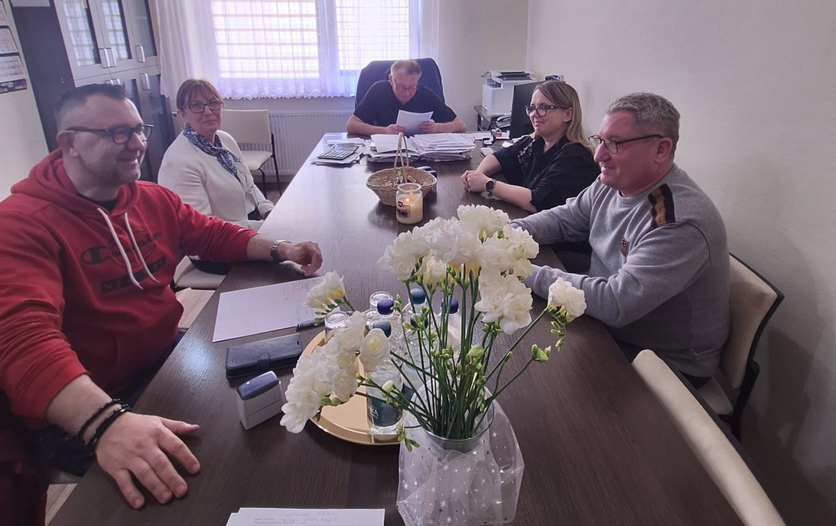 Zdjęcie do Umowa na dokończenie stoł&oacute;wki w szkole w Wilkowicach podpisana