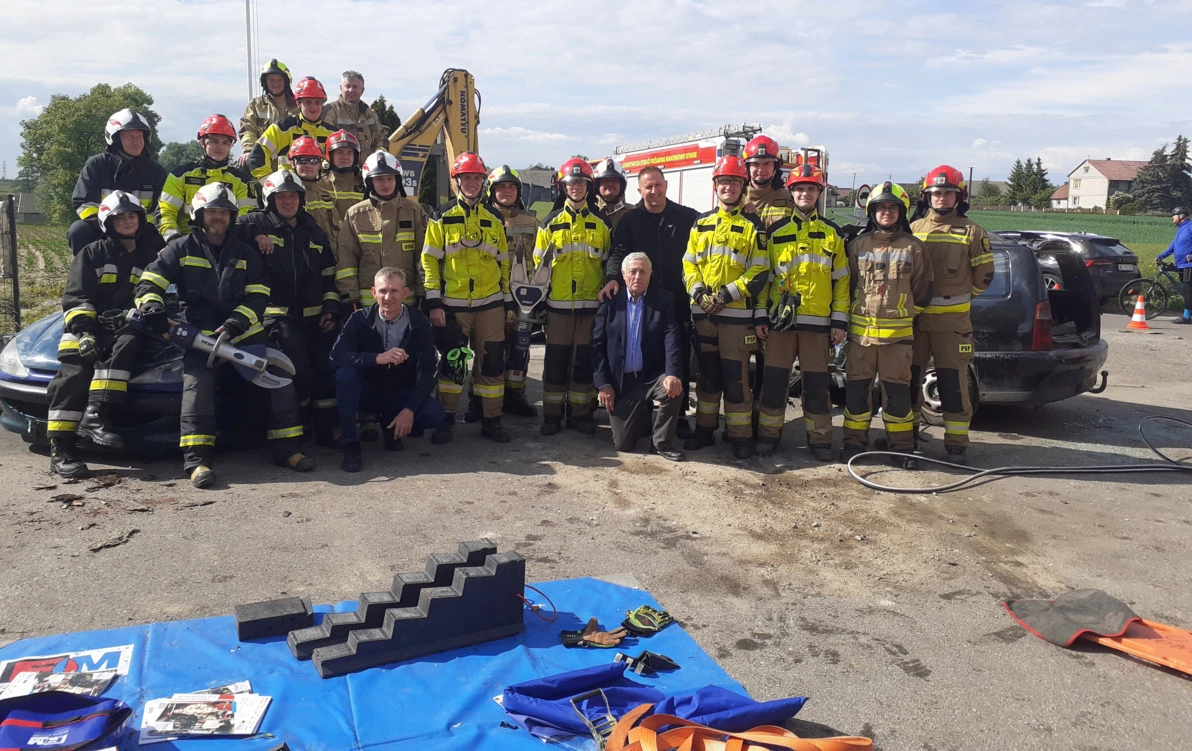 Zdjęcie do W dniu 24.05.2025r. w Nakonowie Starym odbyło się szkolenie z ratownictwa technicznego dla druh&oacute;w OSP oraz piknik z okazji dnia dziecka.