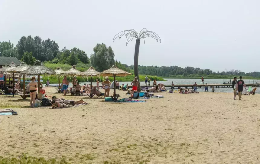 Zdjęcie do Plażowicze zachwyceni tym jeziorem w woj. kujawsko-pomorskim. "Super miejsce"