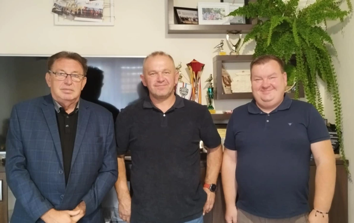 Zdjęcie do Podpisanie umowy na rozbudowę i przebudowę garażu OSP Śmiłowice