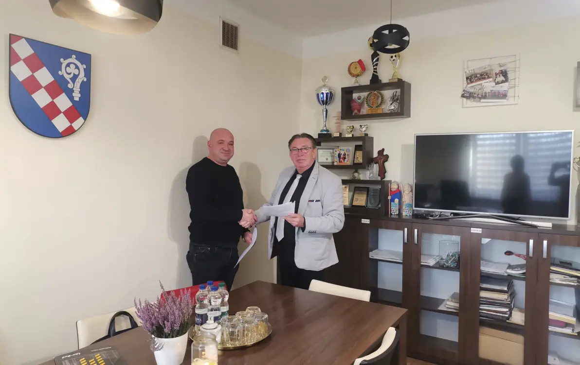Zdjęcie do Umowa na przebudowę orkiestr&oacute;wki w Śmiłowicach podpisana
