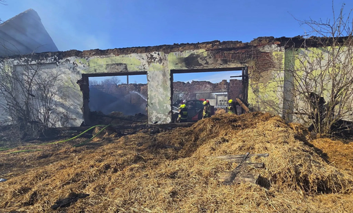 Zdjęcie do W Jarantowicach nadal trwają działania dogaszania pożaru.