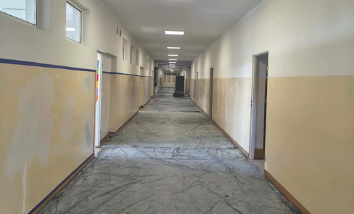Zdjęcie do W Szkole Podstawowej w Wilkowicach trwa wakacyjna metamorfoza holu i korytarza.
