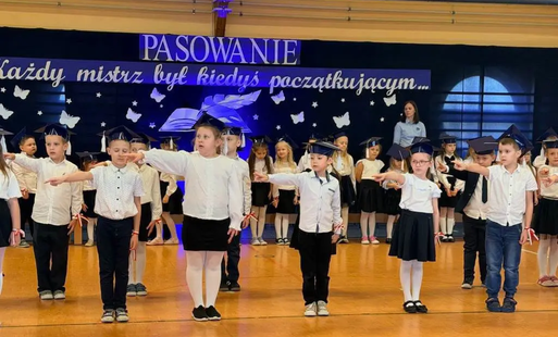 Zdjęcie do Nasi pierwszoklasiści już po ślubowaniu i pasowaniu na uczni&oacute;w