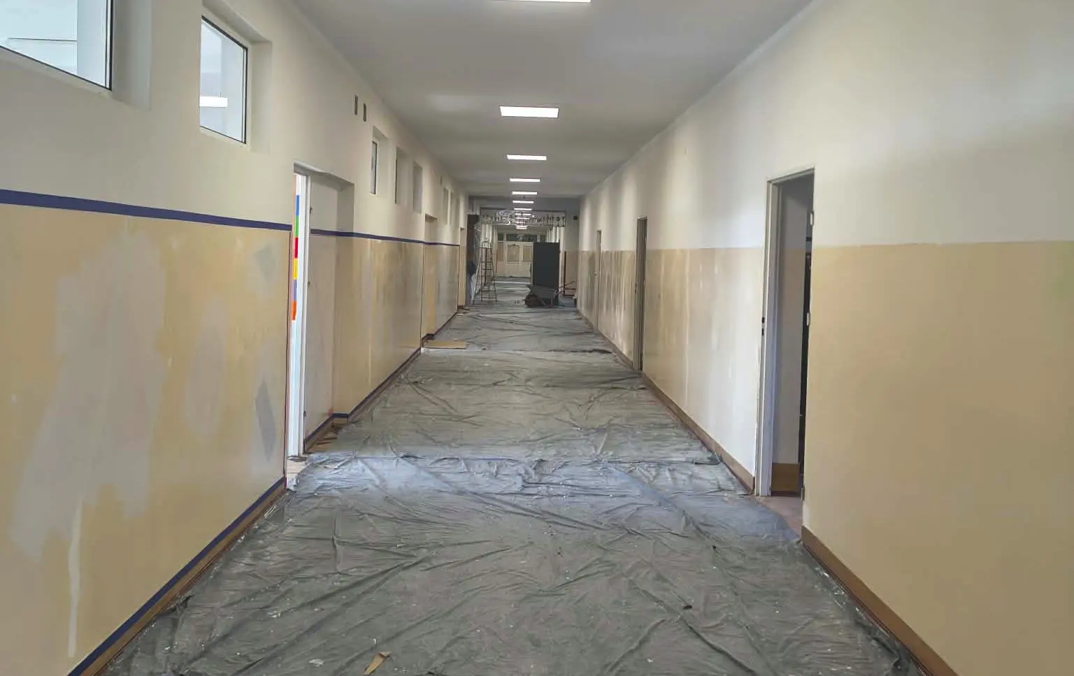 Zdjęcie do W Szkole Podstawowej w Wilkowicach trwa wakacyjna metamorfoza holu i korytarza.